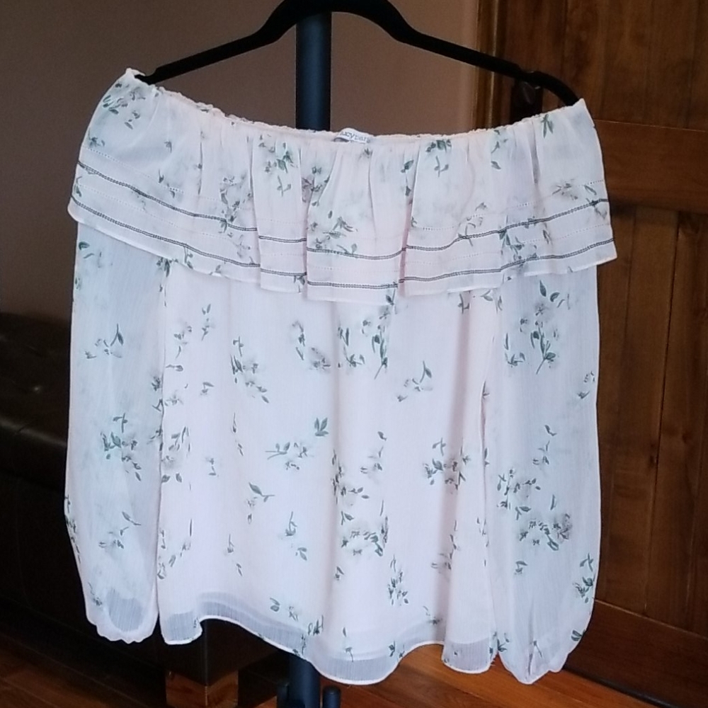 Charming Ruffle Top. - Picture 1 of 5
